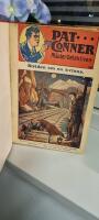 Pat Connor M&auml;ster-Detektiven.  1. Striden om en kvinna. 2. De stulna kronjuvelerna. 3. En r&ouml;st fr&aring;n andra sidan grafven. 4. En l&auml;kares hemlighet. 5. En dj&auml;fvulsk lidelse. 6. En fruktansv&auml;rd hemlighet. 7. Tr&auml;skets hemlighet. 8. Den hemlighetsfulla tiggaren. 9. Sp&ouml;ket p&aring; "Queen". 10. En drottnings halsband. 11. De svarta p&auml;rlornas hemlighet. 12. Det hemlighetsfulla huset i Stepney. 13. En explosion i bergverket. 