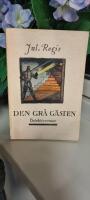 Den gr&aring; g&auml;sten. Detektivroman