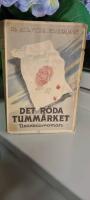 Det r&ouml;da tumm&auml;rket. Detektivroman ( The Red Thumb Mark )