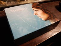Manifesto (Limited Box Set  1000 ex med broderat vristband, signerade foton och Digipack-utg&aring;va av skivan med exklusivt bonussp&aring;r)