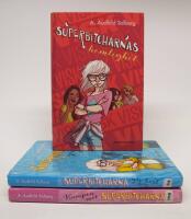 3 st. b&ouml;cker SUPERBITCHARNA serien: 1. Kampen mot Superbitcharna 2. Superbitcharna g&ouml;r bort sig 4. Superbitcharnas hemlighet