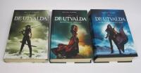 DE UTVALDA trilogin: Bok 1 Tankel&auml;saren + Bok 2 Monstrets dotter + Bok 3 Hemligheternas rike [Tre volymer]