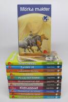 12 st. b&ouml;cker H&Auml;STARNAS &Auml;NGEL-serie: M&ouml;rka makter + &Ouml;knens Melody + Farofylld ritt + I vulkanens skugga + Guldfeber + P&aring; v&auml;g mot friheten + Mustangernas dal + Drottning Sobekkares f&ouml;rbannelse + Kidnappad + Dr&ouml;mmar av silver + I tornadons sp&aring;r + Den f&ouml;rbjudna ravinen