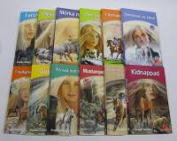 12 st. b&ouml;cker H&Auml;STARNAS &Auml;NGEL-serie: M&ouml;rka makter + &Ouml;knens Melody + Farofylld ritt + I vulkanens skugga + Guldfeber + P&aring; v&auml;g mot friheten + Mustangernas dal + Drottning Sobekkares f&ouml;rbannelse + Kidnappad + Dr&ouml;mmar av silver + I tornadons sp&aring;r + Den f&ouml;rbjudna ravinen