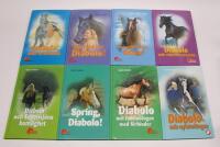 8 st. h&auml;stb&ouml;cker i DIABOLO-serien: Diabolo, min dr&ouml;mh&auml;st + Var r&auml;dd om Diabolo! + Det g&auml;ller livet, Diabolo! + Diabolo och v&auml;sternryttarna + Diabolo och Espensj&ouml;ns hemlighet + Spring, Diabolo! + Diabolo och f&ouml;delsedagen med f&ouml;rhinder + Diabolo och nykomlingen