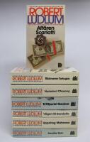 7 st. ROBERT LUDLUM pocketb&ouml;cker: Aff&auml;ren Scarlatti + T&auml;cknamn Tortugas + Nyckelord Chasong + Tr&auml;ffpunkt Gen&egrave;ve + V&auml;gen till Gandolfo + Uppdrag Matarese + Identitet Kain