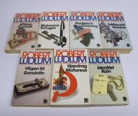 7 st. ROBERT LUDLUM pocketb&ouml;cker: Aff&auml;ren Scarlatti + T&auml;cknamn Tortugas + Nyckelord Chasong + Tr&auml;ffpunkt Gen&egrave;ve + V&auml;gen till Gandolfo + Uppdrag Matarese + Identitet Kain