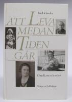 Att leva medan tiden g&aring;r. Om d&aring;, nu och sedan  [Med f&ouml;rfattarh&auml;lsning]