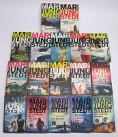 17 st. pocket ANDERS KNUTAS-serie: Den du inte ser + I denna stilla natt + Den inre kretsen + Den d&ouml;ende dandyn + I denna ljuva sommartid + Den m&ouml;rka &auml;ngeln + Den dubbla tystnaden + Den farliga leken + Det fj&auml;rde offret + Den sista akten + Du g&aring;r inte ensam + Den man &auml;lskar + Det andra ansiktet + Ett m&ouml;rker mitt ibland oss + Jag ser dig + D&auml;r den sista lampan lyser + Det slutna rummet