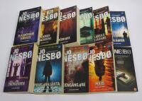 11 st. HARRY HOLE b&ouml;cker: 1. Fladdermusmannen 2. Kackerlackorna 3. R&ouml;dhake 4. Sm&auml;rtans hus (Nemesis) 5. Dj&auml;vulsstj&auml;rnan 6. Fr&auml;lsaren 7. Sn&ouml;mannen 8. Pansarhj&auml;rta 9. Geng&aring;ngare 10. Polis 11. T&ouml;rst