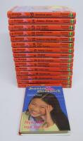 Del 1-16 i serien JESSICA & ELISABETH: 1.Tv&aring; v&auml;rldar 2. Bortgjord 3. Skokompisar 4. Ryktet g&aring;r 5. V&auml;lja sida 6. Sanningar och l&ouml;gner 7. En f&ouml;r mycket 8. Sveket mot Anna 9. Aldrig i livet! 10. Fest eller fiasko 11. L&auml;mna mig ifred! 12. Skolans enda singel 13. Tre dagar, tv&aring; n&auml;tter 14. &Auml;lskar, &auml;lskar inte 15. Jessicas plan 16. Nya tider, nya v&auml;nner  [Sweet Valley Junior High]