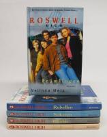 5 b&ouml;cker i serien ROSWELL HIGH: 1. Fr&auml;mlingen 2. Rebellen 3. S&ouml;karen 4. Ritualen 5. Inkr&auml;ktaren