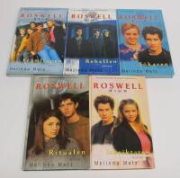 5 b&ouml;cker i serien ROSWELL HIGH: 1. Fr&auml;mlingen 2. Rebellen 3. S&ouml;karen 4. Ritualen 5. Inkr&auml;ktaren