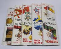 Komplett CARL HAMILTON, COQ ROUGE-svit: 1. Coq Rouge 2. Den demokratiske terroristen OU 3. I nationens intresse OU 4. Fiendens fiende OU 5. Den hederv&auml;rde m&ouml;rdaren OU 6. Vendetta 7. Ingen mans land OU 8. Den enda segern 9. I hennes majest&auml;ts tj&auml;nst OU 10. En medborgare h&ouml;jd &ouml;ver varje misstanke OU  [10 b&ouml;cker]