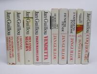 Komplett CARL HAMILTON, COQ ROUGE-svit: 1. Coq Rouge 2. Den demokratiske terroristen OU 3. I nationens intresse OU 4. Fiendens fiende OU 5. Den hederv&auml;rde m&ouml;rdaren OU 6. Vendetta 7. Ingen mans land OU 8. Den enda segern 9. I hennes majest&auml;ts tj&auml;nst OU 10. En medborgare h&ouml;jd &ouml;ver varje misstanke OU  [10 b&ouml;cker]