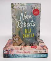 TR&Auml;DG&Aring;RDSTRILOGIN: 1. Bl&aring; dahlia 2. Svart ros 3. R&ouml;d lilja  [Harpers handelstr&auml;dg&aring;rd komplett serie]