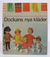 Dockans nya kl&auml;der. M&ouml;nster och beskrivningar p&aring; sydda, stickade och virkade plagg  [inkl. 2 m&ouml;nsterark]