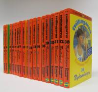 18 b&ouml;cker ur TVILLINGARNA-serien: 13. Pojkv&auml;nnen 14. Ov&auml;nnen 15. Tjejer! 16. Huvudrollen 17. &Ouml;versittaren 18. Skolkarna 19. Ensam 20. Lantisen 21. Skoljubileet 22. Spionen 23. F&ouml;r&auml;ndringen 24. F&ouml;rsvunnen 26. Aprilsk&auml;mtet 29. Teaterdr&ouml;mmar 30. Uppvisningen 31. Brevv&auml;nnen 32. Bortr&ouml;vad 36. Nykomlingen