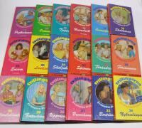 18 b&ouml;cker ur TVILLINGARNA-serien: 13. Pojkv&auml;nnen 14. Ov&auml;nnen 15. Tjejer! 16. Huvudrollen 17. &Ouml;versittaren 18. Skolkarna 19. Ensam 20. Lantisen 21. Skoljubileet 22. Spionen 23. F&ouml;r&auml;ndringen 24. F&ouml;rsvunnen 26. Aprilsk&auml;mtet 29. Teaterdr&ouml;mmar 30. Uppvisningen 31. Brevv&auml;nnen 32. Bortr&ouml;vad 36. Nykomlingen