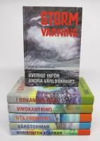 6 st. b&ouml;cker om ANDRA V&Auml;RLDSKRIGET: Stormvarning. Sverige inf&ouml;r andra v&auml;rldskriget + I orkanens &ouml;ga. 1941 - Os&auml;ker neutralitet + Vindkantring. 1942 - Politisk kurs&auml;ndring + Nya fronter? 1943 - Sp&auml;nd v&auml;ntan + V&aring;rstormar. 1944 - Krigsslutet sk&ouml;njes + Horisonten klarnar. 1945 - Krigsslut