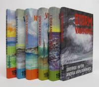 6 st. b&ouml;cker om ANDRA V&Auml;RLDSKRIGET: Stormvarning. Sverige inf&ouml;r andra v&auml;rldskriget + I orkanens &ouml;ga. 1941 - Os&auml;ker neutralitet + Vindkantring. 1942 - Politisk kurs&auml;ndring + Nya fronter? 1943 - Sp&auml;nd v&auml;ntan + V&aring;rstormar. 1944 - Krigsslutet sk&ouml;njes + Horisonten klarnar. 1945 - Krigsslut