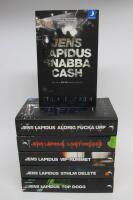 6 st. JENS LAPIDUS deckare: 1. Snabba cash 2. Aldrig fucka upp 3. Livet deluxe / 1. VIP-rummet 2. STHLM delete 3. Top dogg  [Stockholm noir, tv&aring; kompletta trilogier]