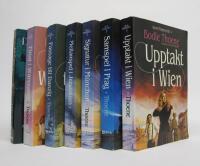 Komplett SIONF&Ouml;RBUNDET-serie: 1. Upptakt i Wien 2. Samspel i Prag 3. Signatur i M&uuml;nchen 4. Mellanspel i Jerusalem 5. Passage till Danzig 6. Final i Warszawa 7. Da Capo i London
