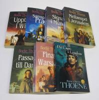 Komplett SIONF&Ouml;RBUNDET-serie: 1. Upptakt i Wien 2. Samspel i Prag 3. Signatur i M&uuml;nchen 4. Mellanspel i Jerusalem 5. Passage till Danzig 6. Final i Warszawa 7. Da Capo i London