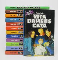MYSTERIEKLUBBEN del 1-13: 1. Vita damens g&aring;ta 2. Farligt vittne 3. Den f&ouml;rbjudna &ouml;n 4. Utpressaren 5. Falskt spel 6. F&ouml;rsvunnen 7. G&ouml;mst&auml;llet 8. Den gyllene figuren 9. Bortf&ouml;rd! 10. Den f&ouml;rsvunna amuletten 11. H&auml;sttjuven 12. Dubbelspel 13. Rymlingen