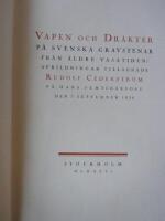 Vapen och dr&auml;kter p&aring; svenska gravstenar fr&aring;n &auml;ldre Vasatiden / Avbildningar till&auml;gnade Rudolf Cederstr&ouml;m p&aring; hans femtio&aring;rsdag