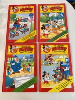 4 x Musses Trafikklubb 1) Att g&aring; &ouml;ver gatan / Att sitta r&auml;tt i bilen 2) korsa en gata med parkerade bilar / N&auml;r man kan plocka upp saker man tappat 3) S&aring; g&aring;r man p&aring; trottoaren / H&auml;r &auml;r det s&auml;kert att leka 4) N&auml;r vi g&aring;r l&auml;ngs en v&auml;g / n&auml;r vi tar en cykeltur