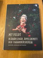 Bl&aring;b&auml;rssn&aring;r, &auml;ppelskrutt och rabarberskugga : bakning och k&auml;nslor genom naturen