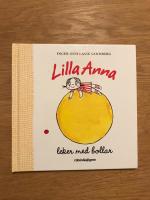 Lilla Anna leker med bollar