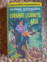 ALFRED HITCHCOCK OCH TRE DECKARE L&Ouml;SER LURANDE LEJONETS G&Aring;TA