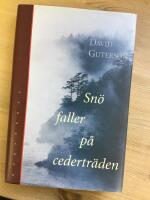Sn&ouml; faller p&aring; cedertr&auml;den