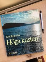 H&ouml;ga kusten : natur, m&auml;nniskor och tradition l&auml;ngs kusten fr&aring;n Sundsvall till &Ouml;rnsk&ouml;ldsvik - ett av Sveriges vackraste och mest s&auml;rpr&auml;glade landskap