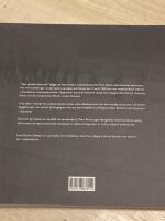 Den g&ouml;mda historien : en ber&auml;ttelse om faror, flykt, svek och l&auml;ngtan i krigets skugga