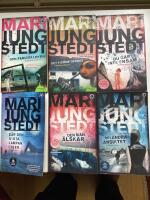 Den farliga leken,Det fj&auml;rde offret, Du g&aring;r inte ensam, D&auml;r den sista lampan lyser, Den man &auml;lskar, Det andra ansiktet. ((6 volymer)