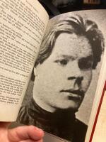 Barndom och vandrings&aring;r Tv&aring; band: ( band 1 inneh&aring;ller Barndom och ute i v&auml;rlden. Band 2 forts&auml;ttning p&aring; Ute i v&auml;lden och Mina universitet, samt efterord om Gorkij av Johannes Edfeldt)