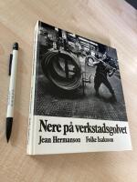Nere p&aring; verkstadsgolvet