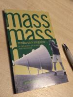 Massmedia som megafon : en debattbok om makten &ouml;ver opinionen