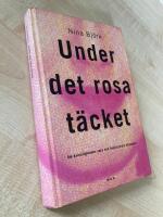 Under det rosa t&auml;cket : om kvinnlighetens vara och feministiska strategier
