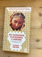 De dansande flickorna i Lahore : en sann ber&auml;ttelse om k&auml;rlek och dr&ouml;mmar till salu