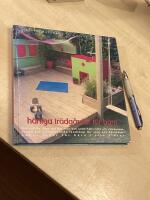 H&auml;rliga tr&auml;dg&aring;rdar f&ouml;r barn. Fantasifulla id&eacute;er om hur man kan underh&aring;lla, l&auml;ra och roa barnen skapa ett stimulerande landskap f&ouml;r skoj och fantasi. S&auml;kra lekar f&ouml;r barn i alla &aring;ldrar.