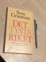 Det tysta riket : skildringar fr&aring;n falsifikatens och jubileumsfondernas tidevarv : [svensk ekonomi fr&aring;n f&ouml;red&ouml;me till problembarn]