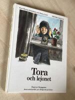 Tora och lejonet : [huset p&aring; Bergsgatan - dom som bor d&auml;r, p&aring; riktigt och p&aring; l&aring;tsas]