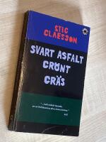 Svart asfalt gr&ouml;nt gr&auml;s