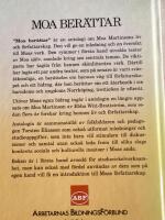 Moa ber&auml;ttar : antologi