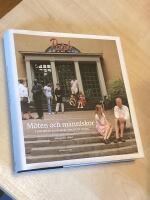 M&ouml;ten och m&auml;nniskor i Folkets hus och Folkets park