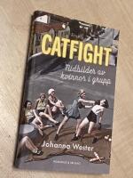 Catfight : nidbilder av kvinnor i grupp